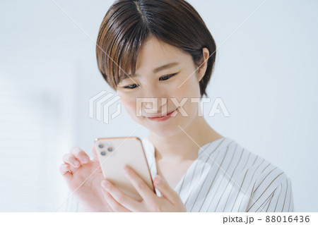 スマホを操作する女性 スマホを操作する女性 88016436