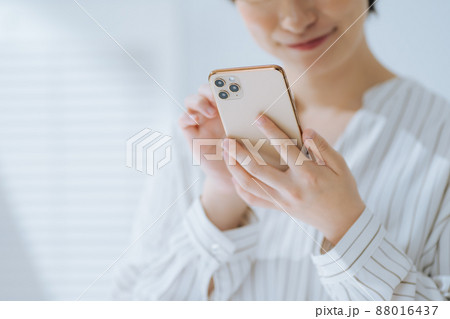 スマホを操作する女性の手元 スマホを操作する女性の手元 88016437