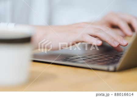 PC　女性　手元 88016614