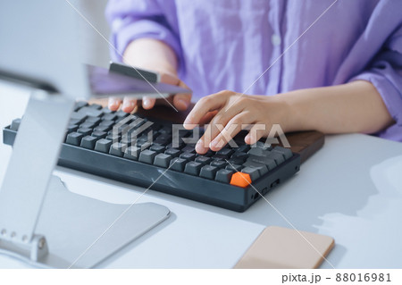 PC　女性　手元 88016981