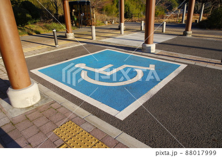 車椅子マークの駐車場 車椅子マークの駐車場 88017999