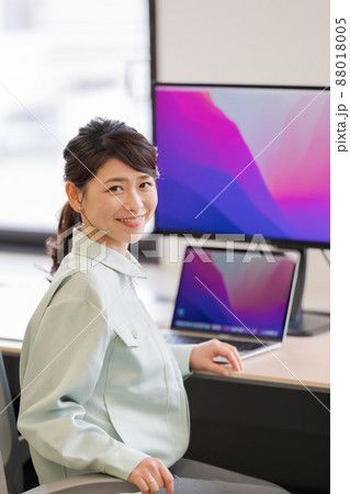 作業着の女性とオフィス 88018005