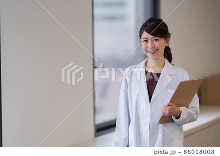白衣と女性 88018008