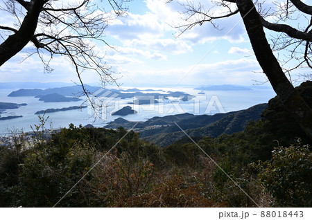 天草諸島最高峰天空に祀られた倉丘神社の鳥居 天草諸島最高峰天空に祀られた倉丘神社の鳥居 88018443