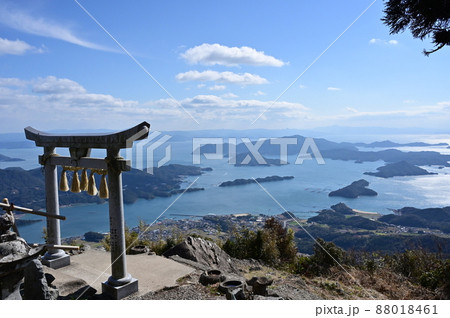 天草諸島最高峰天空に祀られた倉丘神社の鳥居 88018461