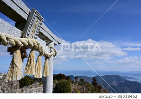 天草諸島最高峰天空に祀られた倉丘神社の鳥居 88018462