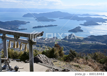 天草諸島最高峰天空に祀られた倉丘神社の鳥居 天草諸島最高峰天空に祀られた倉丘神社の鳥居 88018463