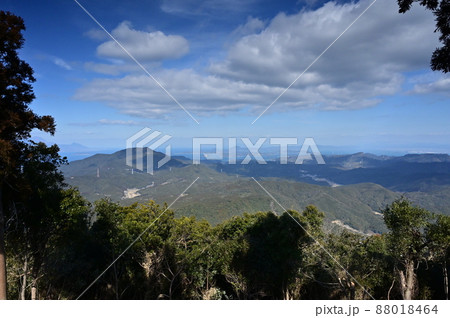 天草諸島最高峰天空に祀られた倉丘神社の鳥居 88018464