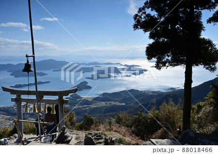 天草諸島最高峰天空に祀られた倉丘神社の鳥居 88018466