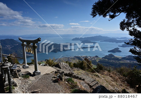 天草諸島最高峰天空に祀られた倉丘神社の鳥居 天草諸島最高峰天空に祀られた倉丘神社の鳥居 88018467