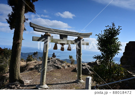 天草諸島最高峰天空に祀られた倉丘神社の鳥居 天草諸島最高峰天空に祀られた倉丘神社の鳥居 88018472