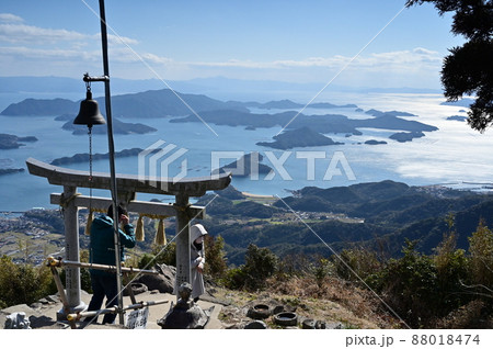 天草諸島最高峰天空に祀られた倉丘神社の鳥居 天草諸島最高峰天空に祀られた倉丘神社の鳥居 88018474