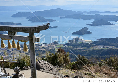 天草諸島最高峰天空に祀られた倉丘神社の鳥居 天草諸島最高峰天空に祀られた倉丘神社の鳥居 88018475