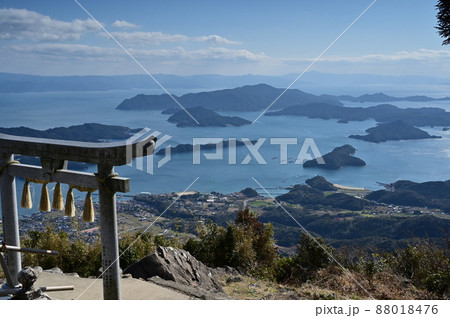 天草諸島最高峰天空に祀られた倉丘神社の鳥居 天草諸島最高峰天空に祀られた倉丘神社の鳥居 88018476