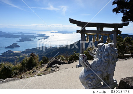 天草諸島最高峰天空に祀られた倉丘神社の鳥居 天草諸島最高峰天空に祀られた倉丘神社の鳥居 88018478