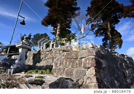 天草諸島最高峰天空に祀られた倉丘神社の鳥居 天草諸島最高峰天空に祀られた倉丘神社の鳥居 88018479