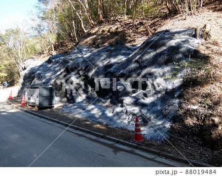 山道の斜面崩れ防止工事 山道の斜面崩れ防止工事 88019484