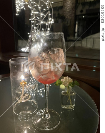 飲み終わりのグラスとイルミネーション 88019539