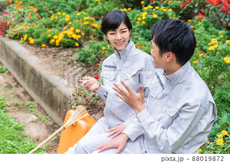 公園清掃員　休憩中に談笑する職員　 88019872
