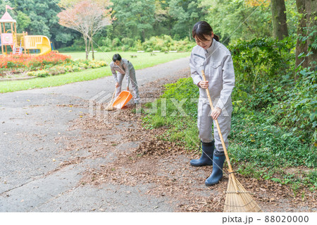 公園を清掃する女性職員 88020000