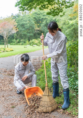 公園を清掃する女性職員 88020002