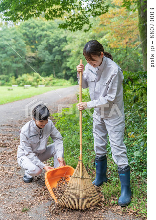 公園を清掃する女性職員 88020003