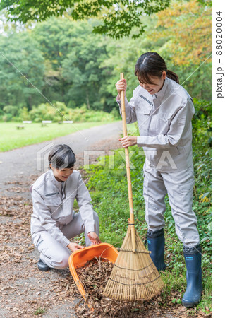公園を清掃する女性職員 88020004