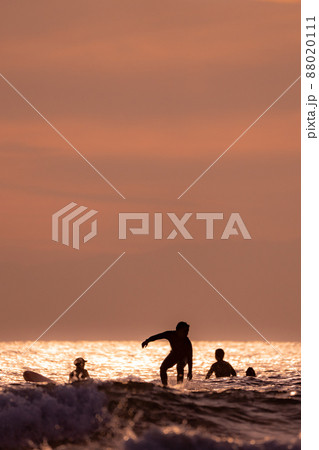 夕暮れの湘南海岸でサーフィンを満喫 88020111