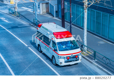 サイレンを鳴らし街中を走る緊急車両（救急車） 88020277