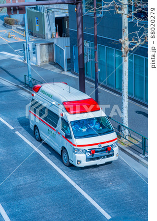 サイレンを鳴らし街中を走る緊急車両(救急車) サイレンを鳴らし街中を走る緊急車両(救急車) 88020279