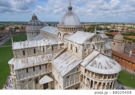 ピサのドゥオモ広場の建物群(イタリア-ピサ) 88020408