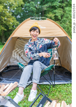 ソロキャンプを楽しむキャンプ女子 88020504
