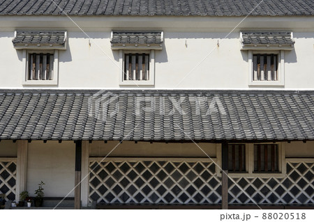 荒尾市宮崎兄弟資料館の土蔵造りの白壁 88020518