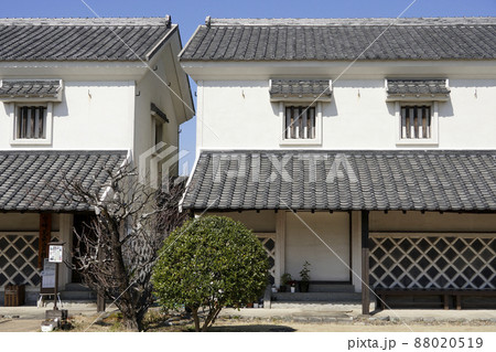 荒尾市宮崎兄弟資料館の土蔵造りの白壁 88020519