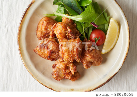 皿に盛り付けた鶏の唐揚げ 88020659