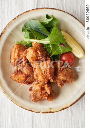 皿に盛り付けた鶏の唐揚げ 皿に盛り付けた鶏の唐揚げ 88020660