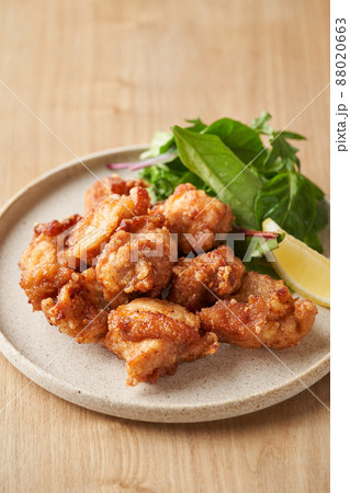 皿に盛り付けた鶏の唐揚げ 皿に盛り付けた鶏の唐揚げ 88020663