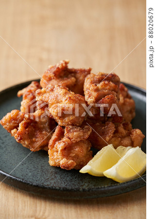 皿に盛り付けた鶏の唐揚げ 88020679