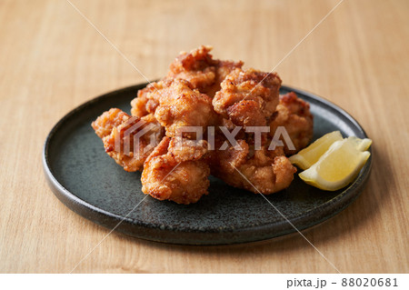 皿に盛り付けた鶏の唐揚げ 皿に盛り付けた鶏の唐揚げ 88020681