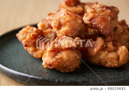 皿に盛り付けた鶏の唐揚げ 88020683