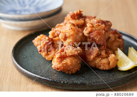 皿に盛り付けた鶏の唐揚げ 88020689