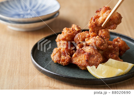 皿に盛り付けた鶏の唐揚げ 88020690