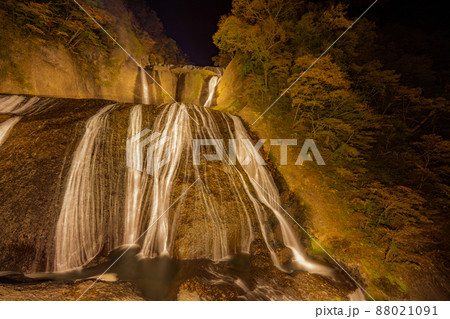 紅葉のライトアップされた袋田の滝　大子町 88021091