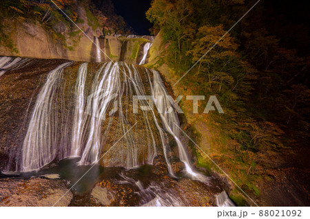 紅葉のライトアップされた袋田の滝　大子町 88021092