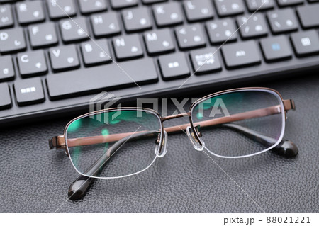 メガネとキーボード　 88021221
