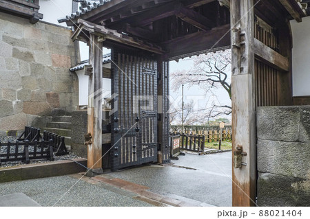 春の金沢城公園 小糠雨の石川門 春の金沢城公園 小糠雨の石川門 88021404