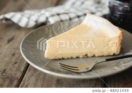 ベイクドチーズケーキ　チーズケーキのイメージ素材 88021439