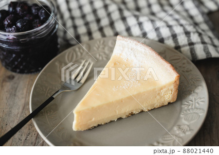 ベイクドチーズケーキ　チーズケーキのイメージ素材 88021440