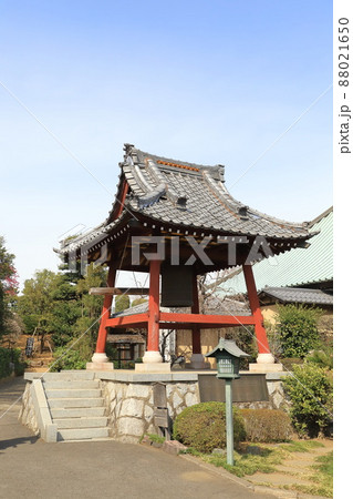密蔵院　鐘楼と本堂の屋根（奥）（埼玉県川口市安行原）　 88021650