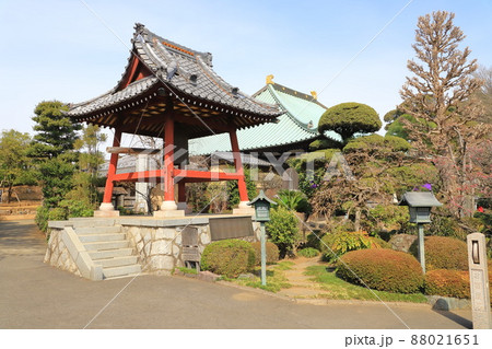 密蔵院 鐘楼と本堂の屋根(奥)(埼玉県川口市安行原) 密蔵院 鐘楼と本堂の屋根(奥)(埼玉県川口市安行原) 88021651